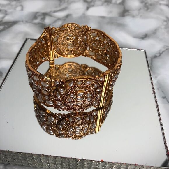 INDIAN Jewelry “City Gold” Cuff With Faux-pearls - Picture 3 of 4